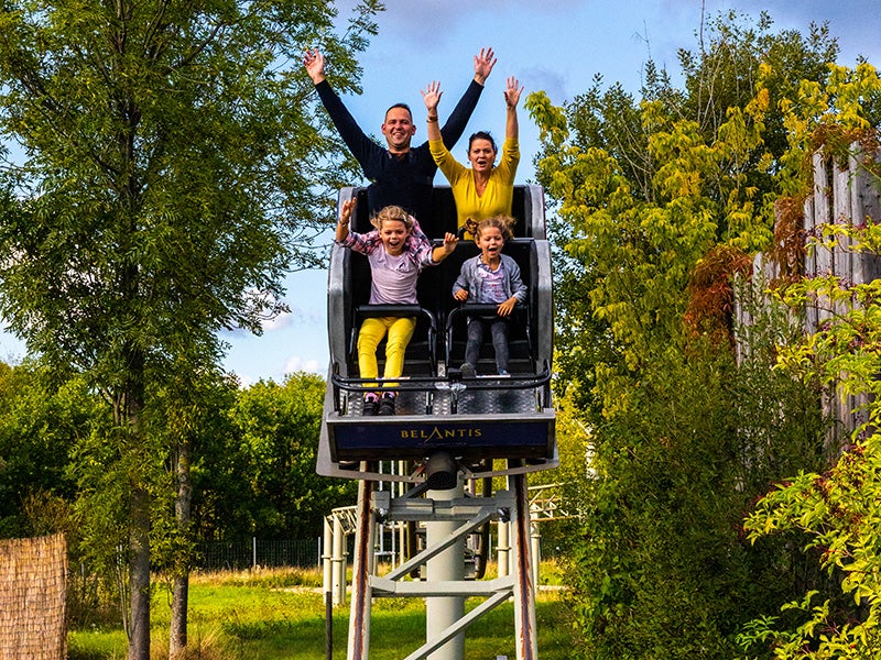 Familie auf Drachenritt Achterbahn