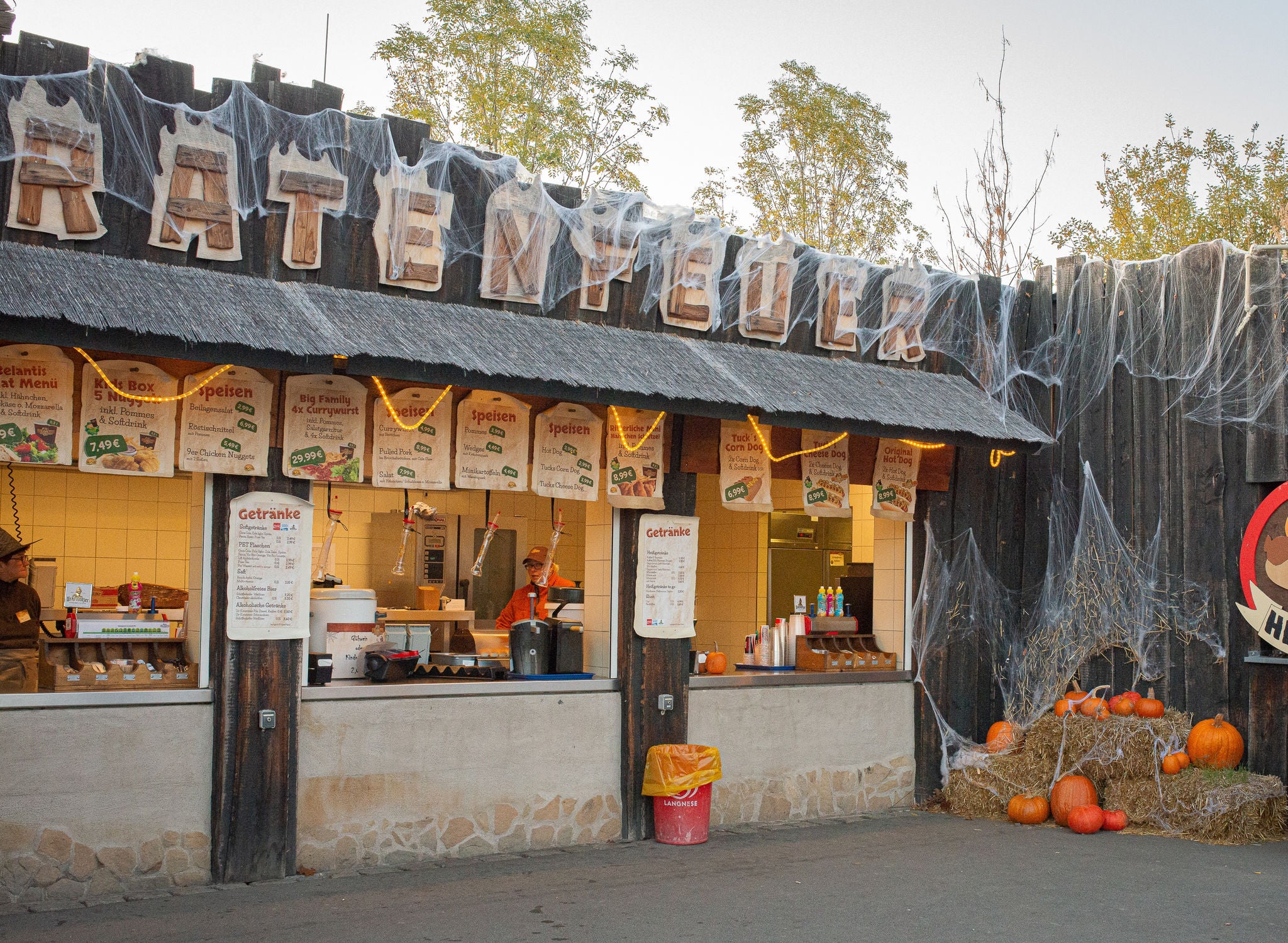 Imbiss Halloween geschmückt