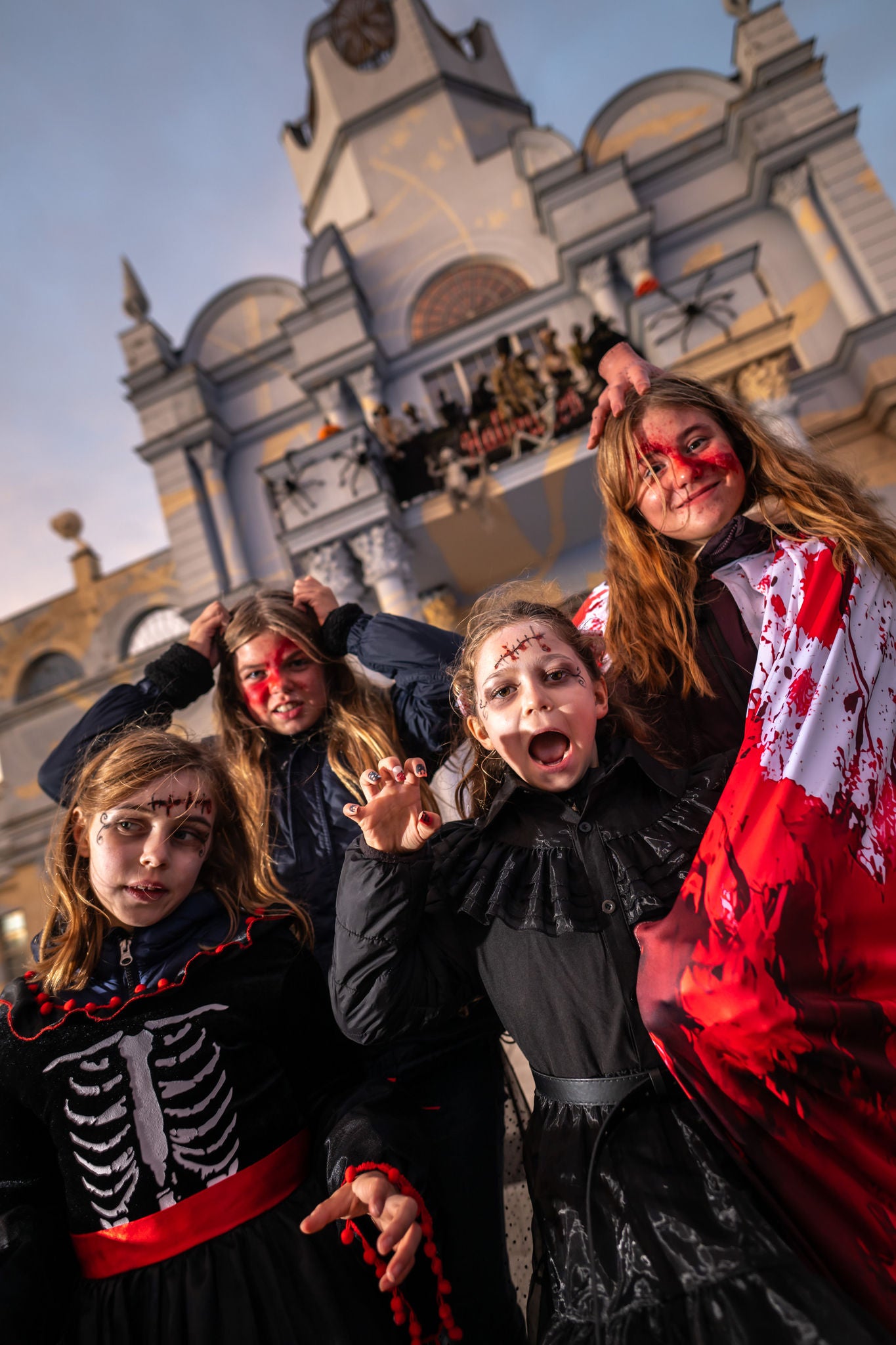 Kinder verkleidet für Halloween