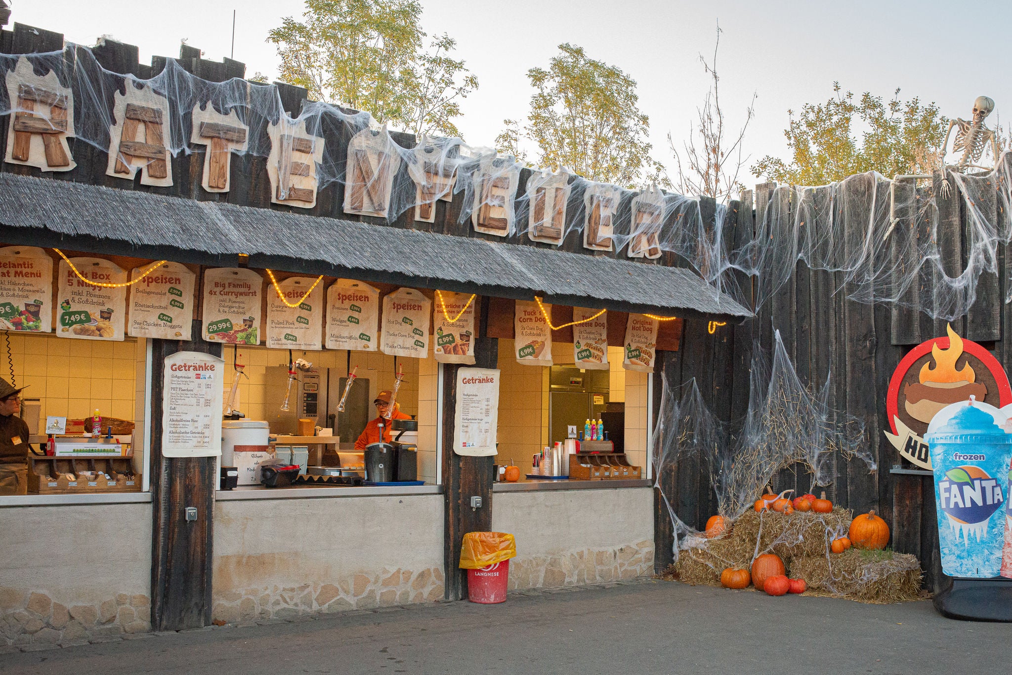 Imbiss Halloween geschmückt