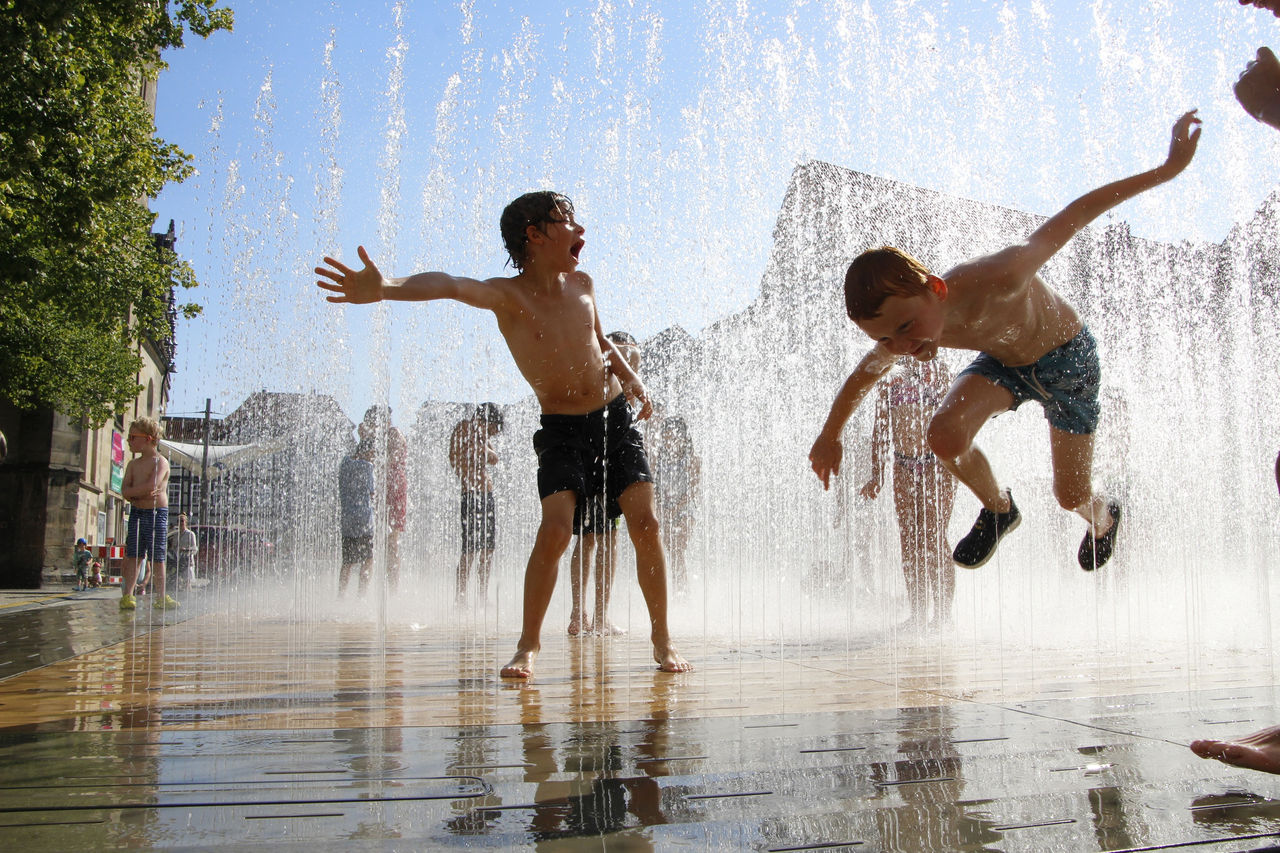 Tobende Kinder im Brunnen