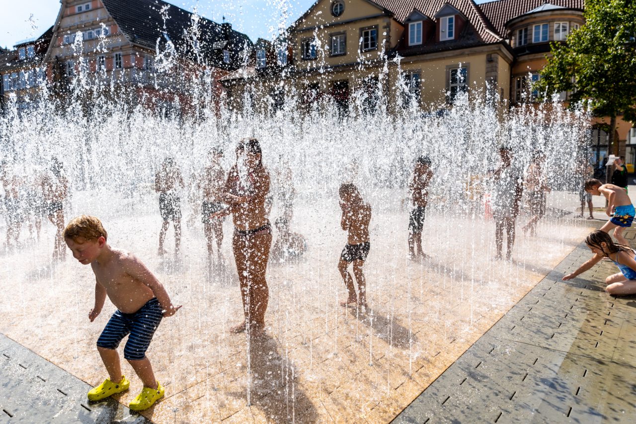 Kinder spielen im Wasserspielplatz Splash