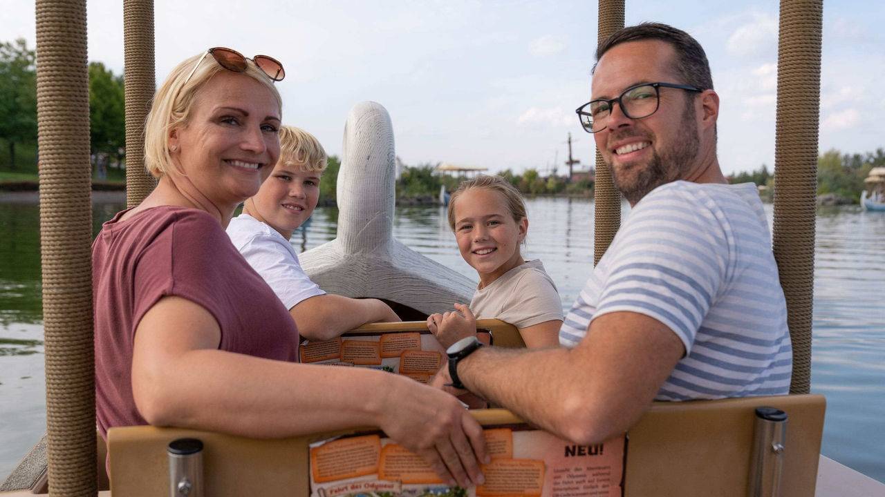 Familie in einem Schwanenboot auf dem Wasser