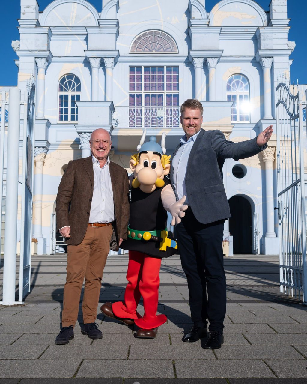 Filip, Asterix und Martin vor dem Schloss BELANTIS