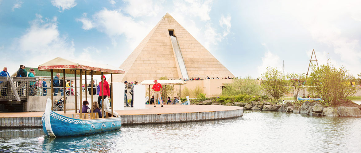 Blick auf die Pyramide vom Fluch des Pharao mit einem Kanu am Ufer davor