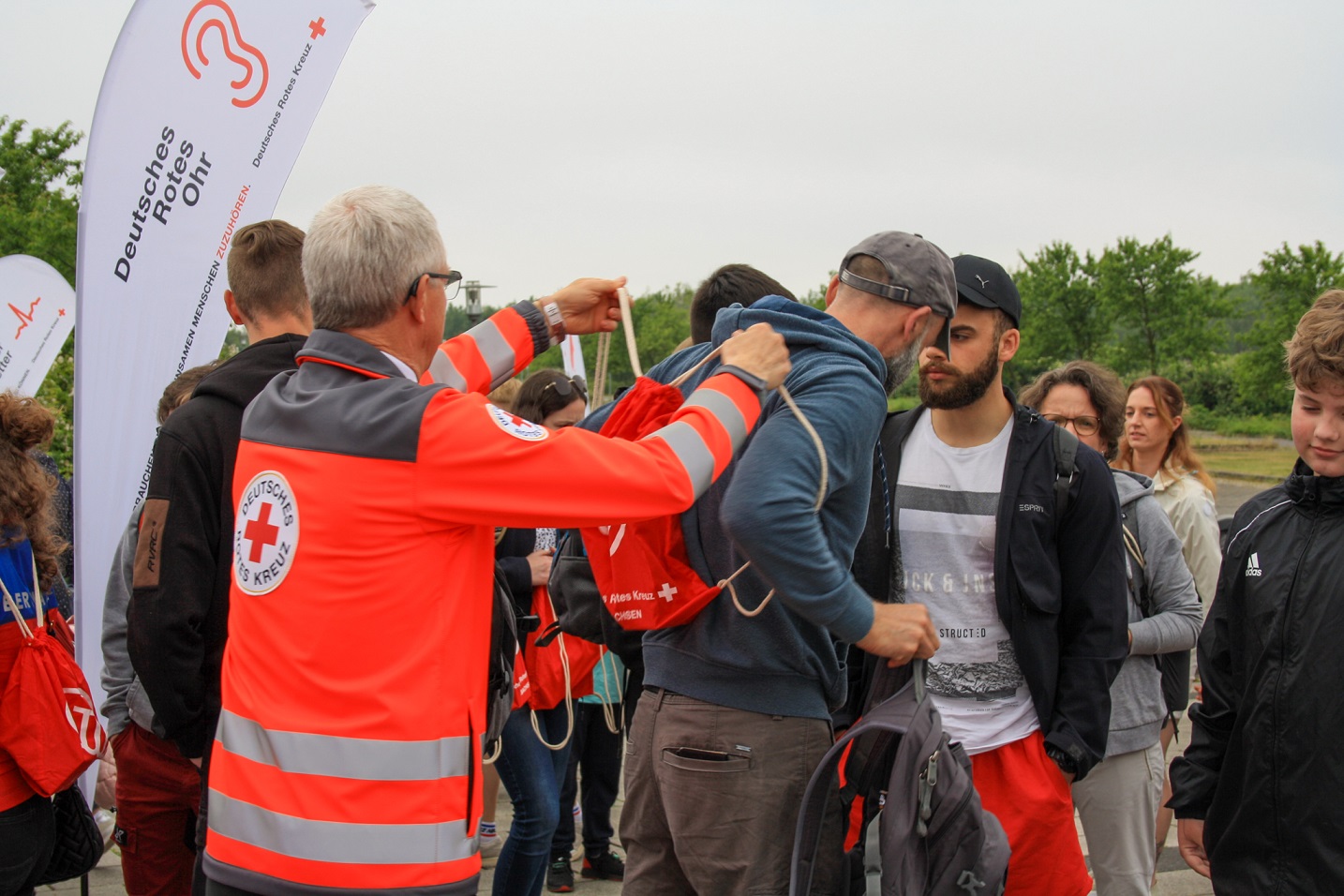 Übergabe von Goodie-Bags