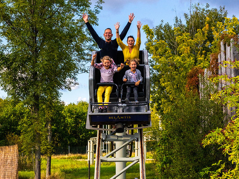 Familie auf Drachenritt Achterbahn